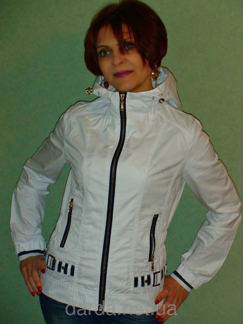 Куртка-ветровка женская белая