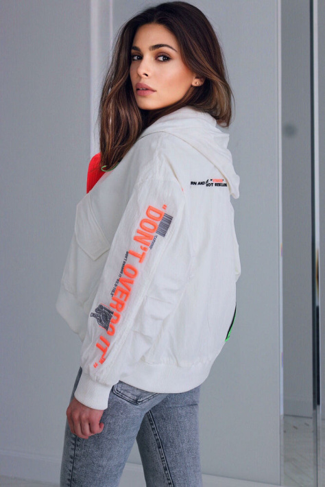 Бомбер женский белый с надписью на рукаве Бомбер женский куртка Yimosis 5315 белая 2