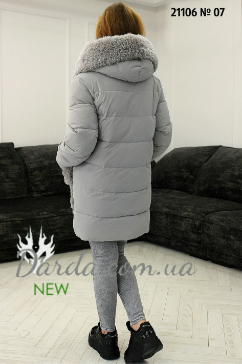 Зимняя куртка с меховым капюшоном на девушке сзади Зимняя куртка с меховым капюшоном серебро фото 2