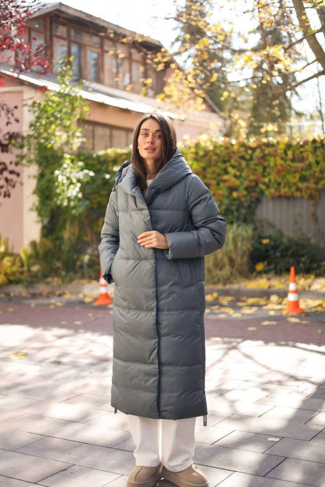 Пуховик жіночий довгий на високій дівчині Пуховик жіночий довгий 831-7